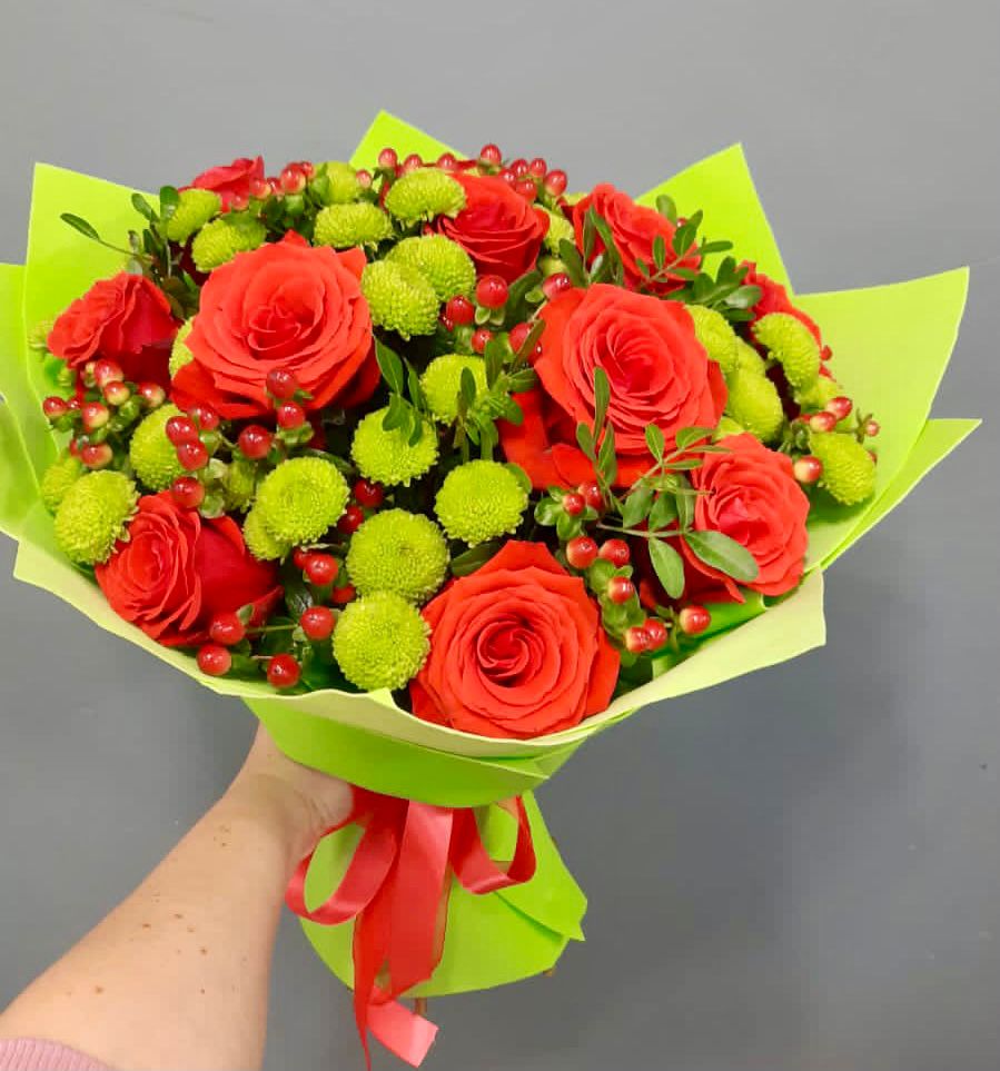 Букет цветов из: Хризантемы и Розы в Новомарковке