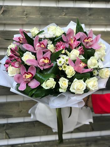 Букет цветов из: Розы и Хризантемы в Новомарковке