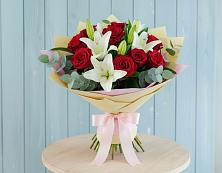 Букет цветов из:  Лилии и Розы в Новомарковке