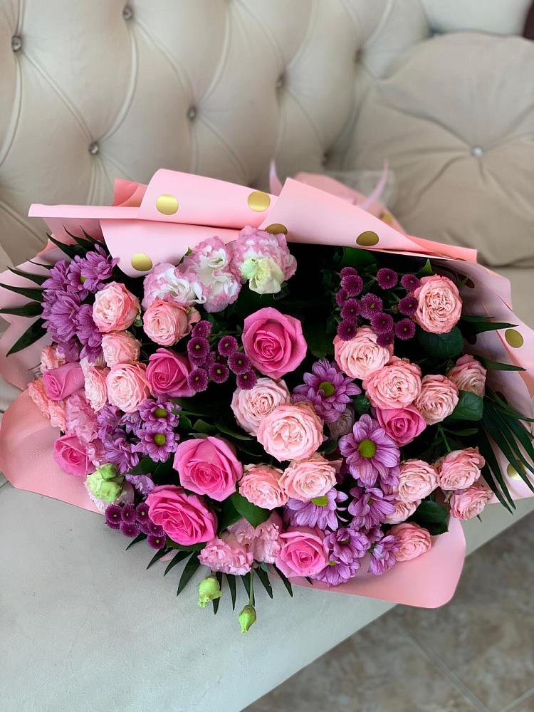 Букет цветов из: Хризантемы, Розы и Лизиантусы в Новомарковке