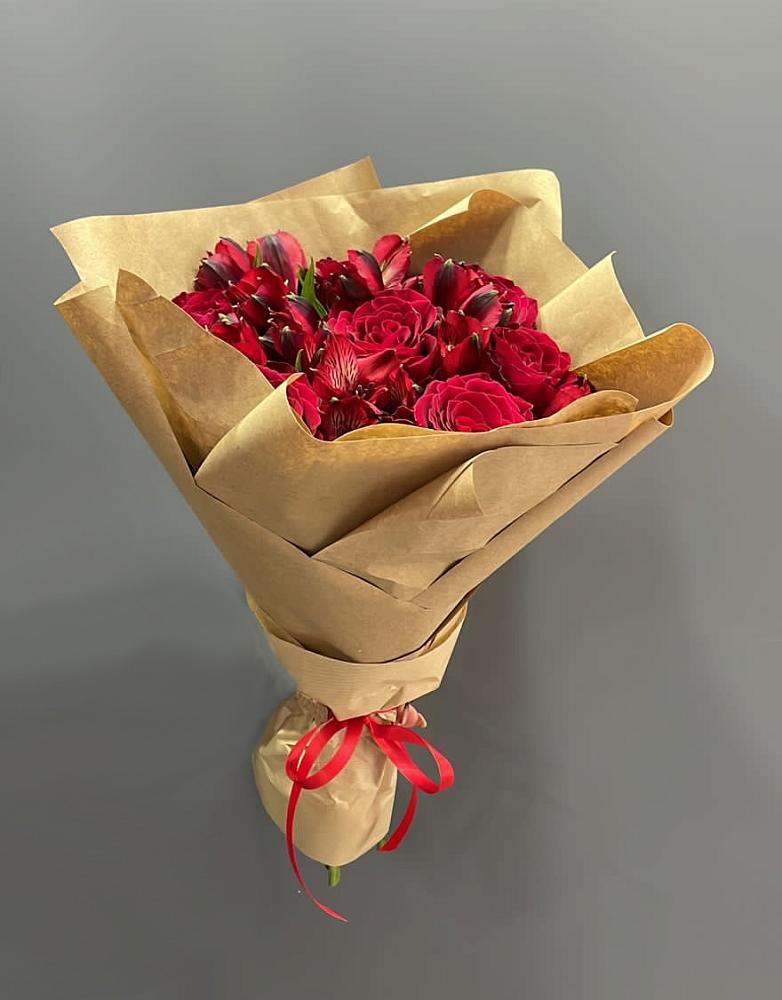 Букет цветов из: Альстромерии и Розы в Новомарковке