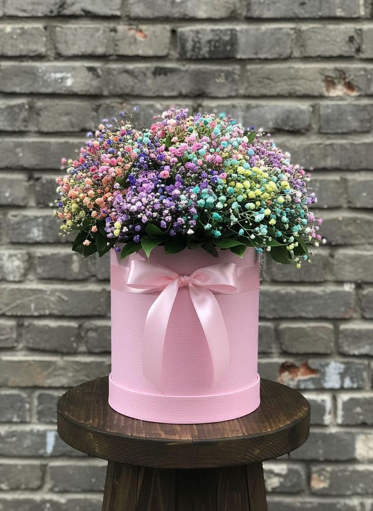 Цветочная композиция из Гипсофила и Розы в шляпной коробке в Новомарковке