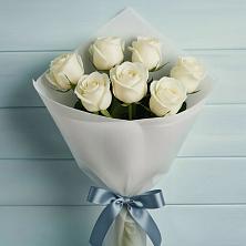 Букет 7 Белых роз Эдлесс Лав в Новомарковке