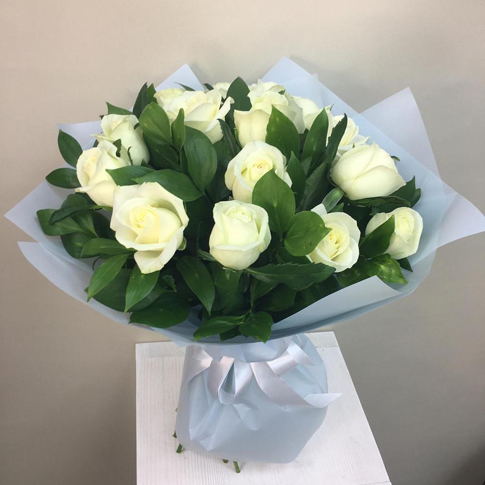 Букет 15 Белых роз Проуд в Новомарковке