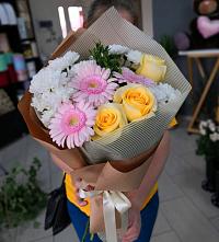 Букет цветов из:  Герберы, Розы и Хризантемы в Новомарковке