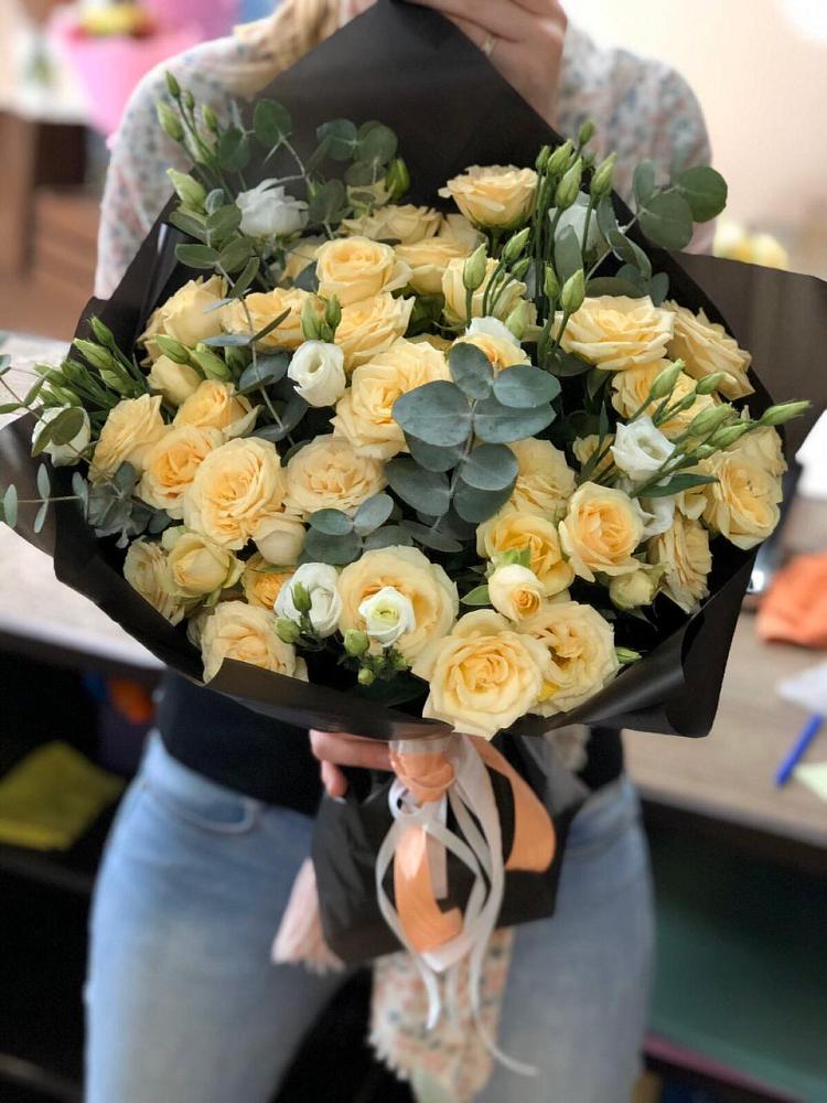 Букет цветов из: Розы и Лизиантусы в Новомарковке