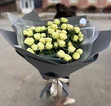 Букет Белые кустовые розы Солинеро в Новомарковке