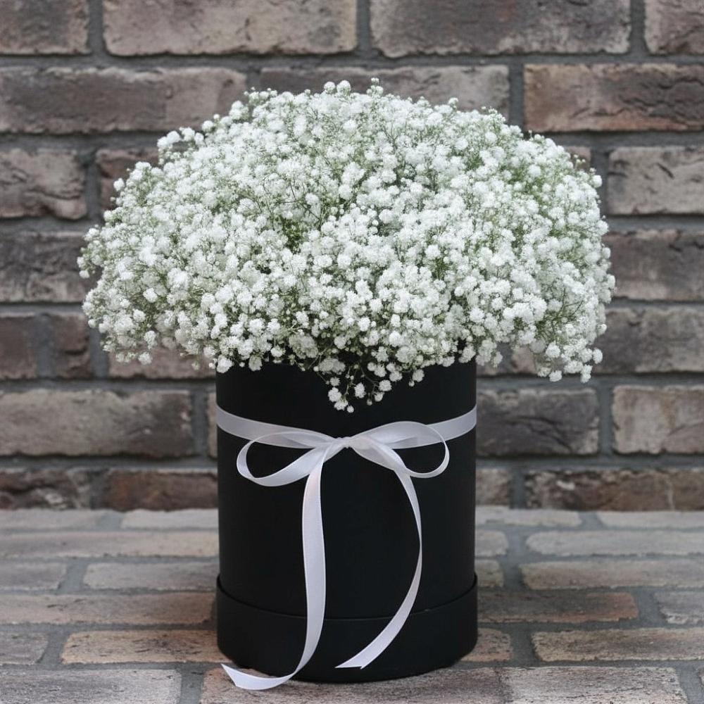 Цветочная композиция из Гипсофила в шляпной коробке в Новомарковке