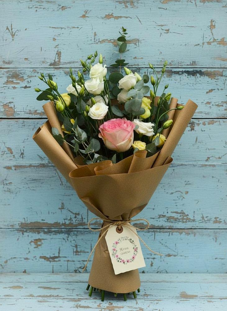 Букет цветов из: Розы и Лизиантусы в Новомарковке