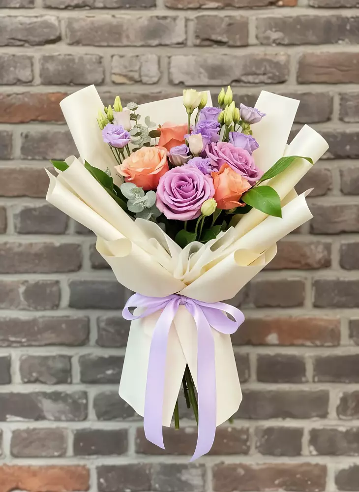 Букет цветов из: Лизиантусы и Розы в Новомарковке