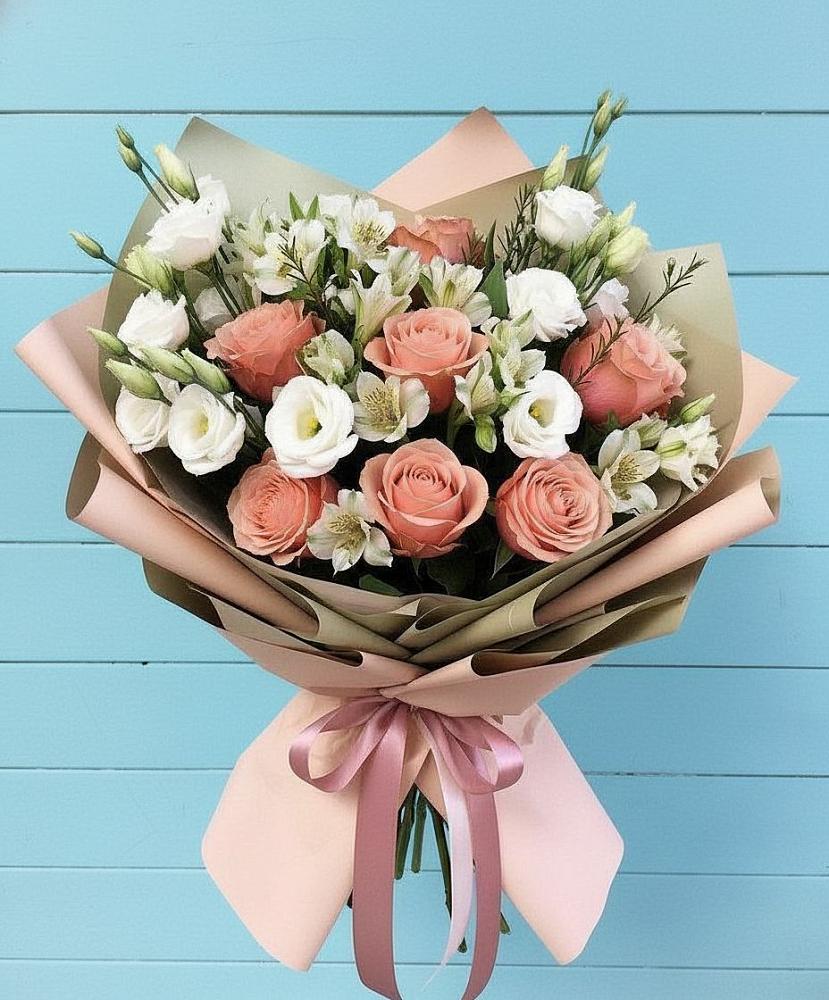 Букет цветов из: Розы, Альстромерии и Лизиантусы в Новомарковке