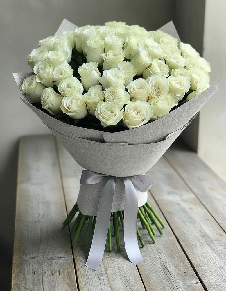 Букет 35 Белых роз в Новомарковке