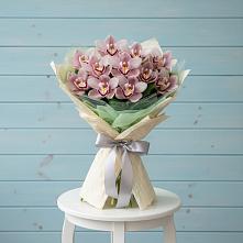 Букет цветов из:  Орхидеи и Розы в Новомарковке