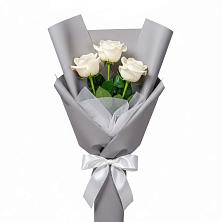 Букет 3 белые розы в Новомарковке