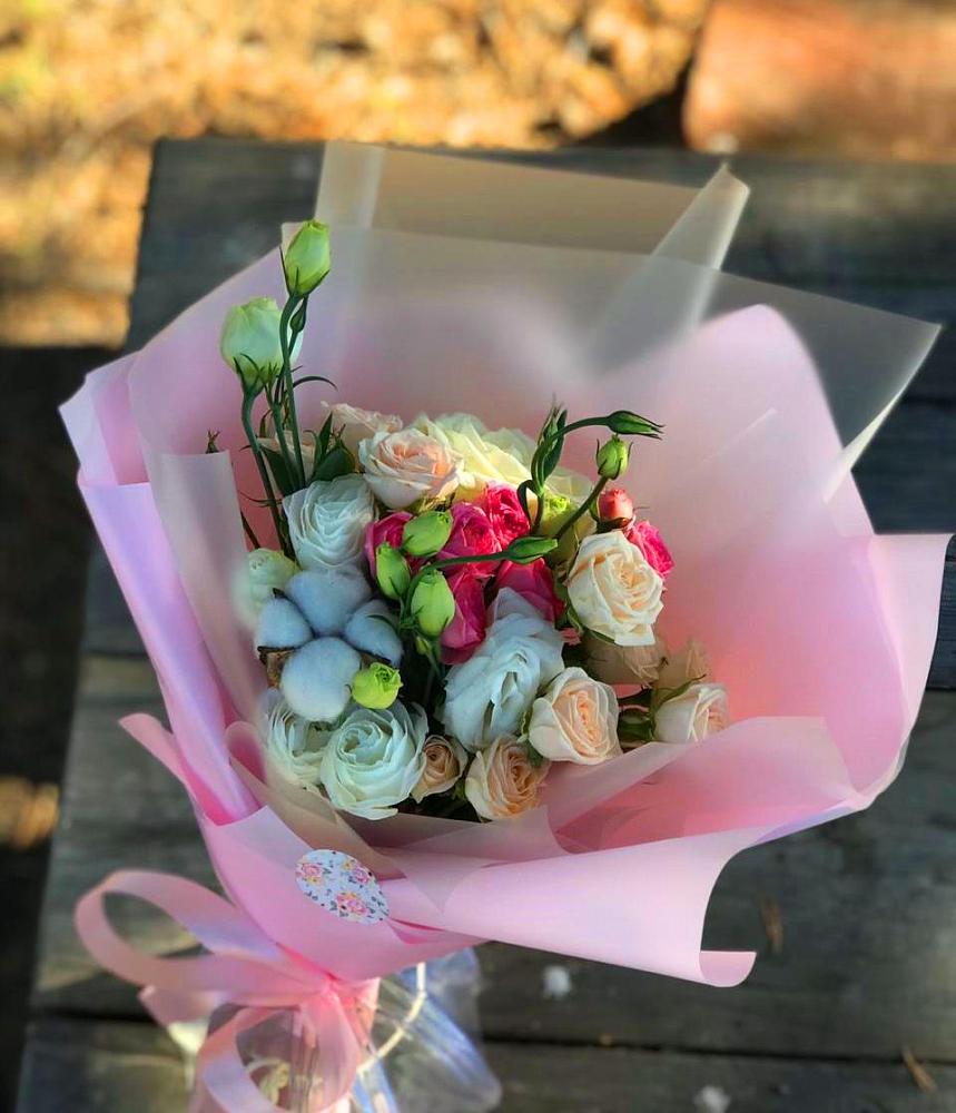 Букет цветов из: Розы и Лизиантусы в Новомарковке