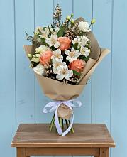 Букет цветов из:  Альстромерии, Лизиантусы, Розы и Хризантемы в Новомарковке