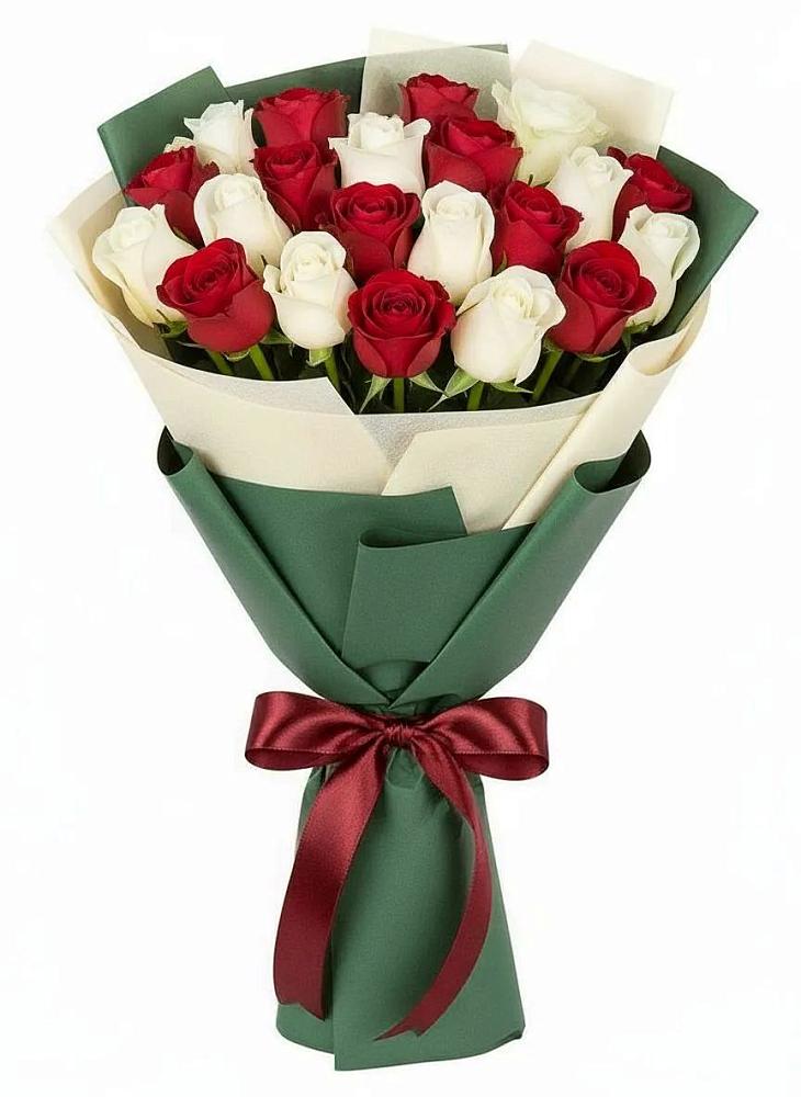 Букет Микс из красных и белых роз в Новомарковке