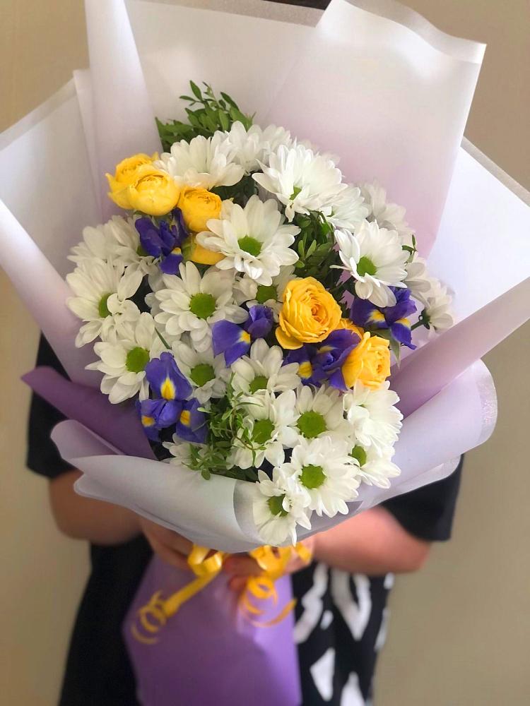 Букет цветов из: Ирисы, Хризантемы и Розы в Новомарковке