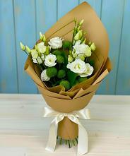 Букет цветов из:  Хризантемы и Лизиантусы в Новомарковке