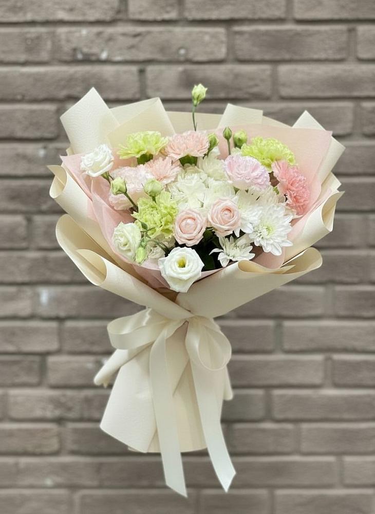 Букет цветов из: Гвоздики, Розы, Лизиантусы и Хризантемы в Новомарковке