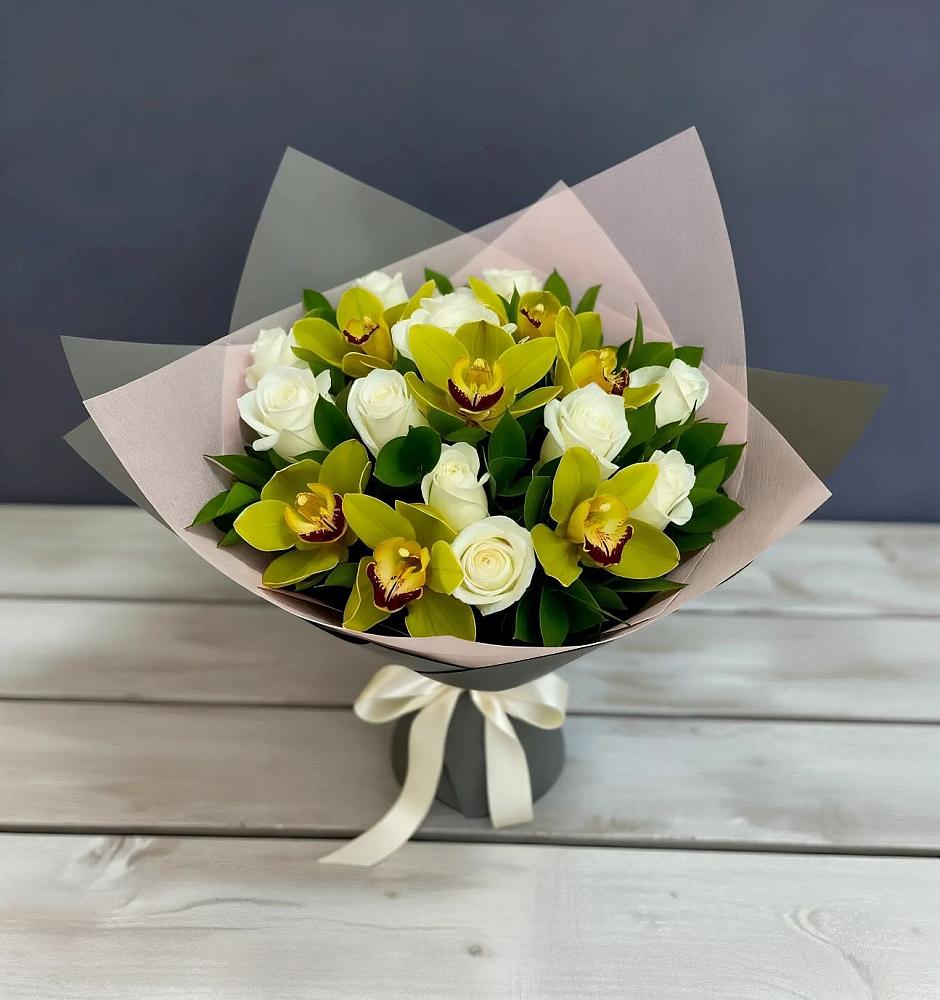 Букет цветов из: Орхидеи и Розы в Новомарковке