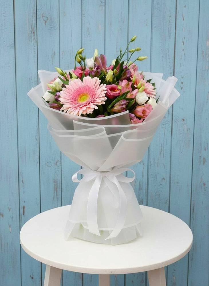 Букет цветов из: Герберы, Альстромерии и Лизиантусы в Новомарковке