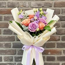 Букет цветов из:  Лизиантусы и Розы в Новомарковке