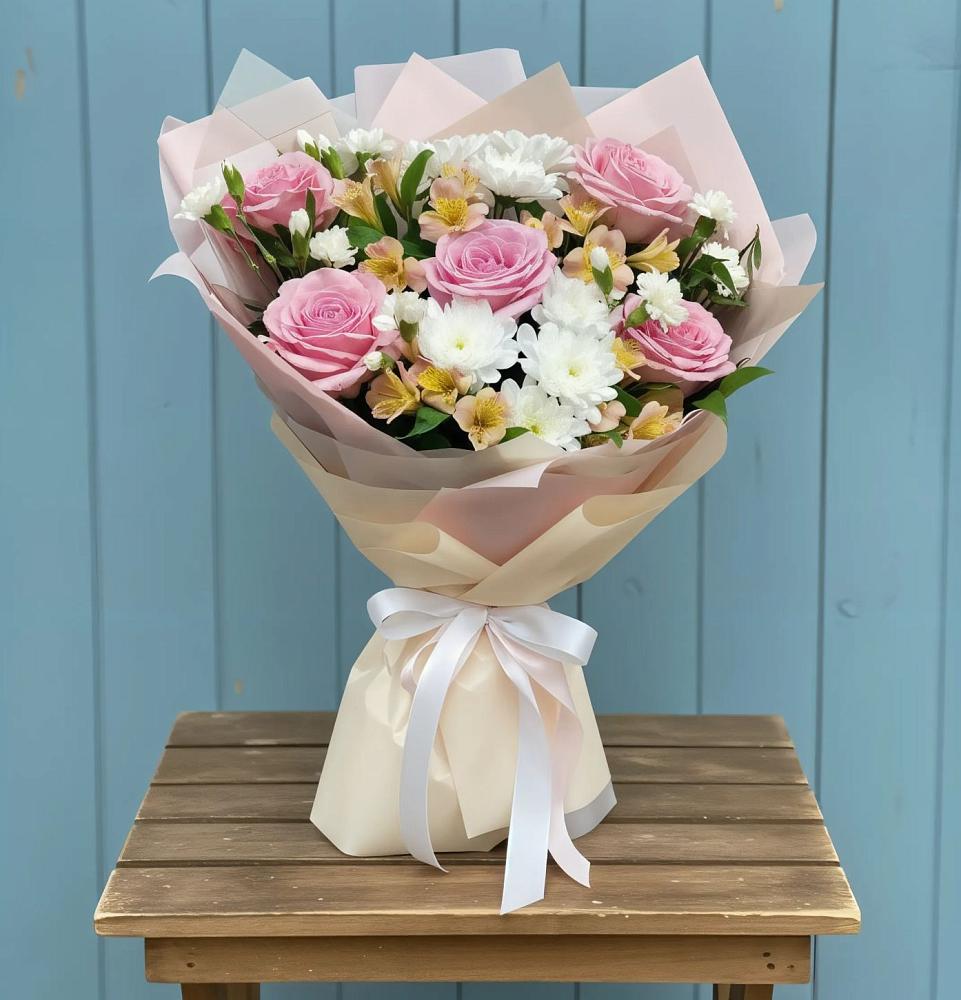 Букет цветов из: Гвоздики, Орхидеи и Розы в Новомарковке