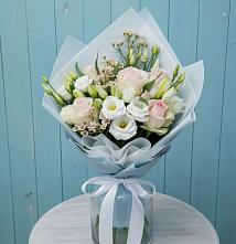 Букет цветов из:  Розы и Лизиантусы в Новомарковке