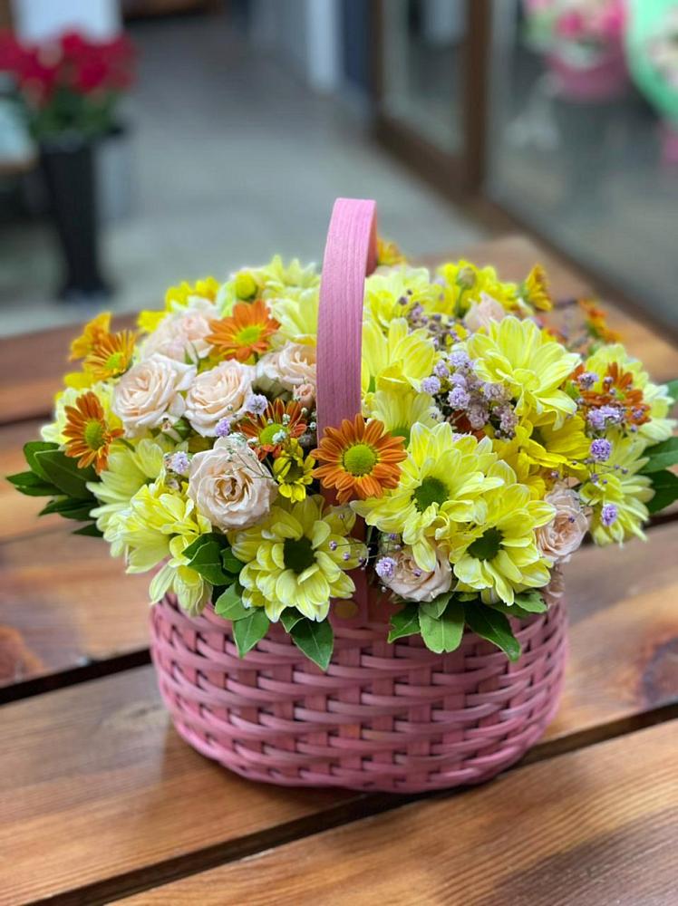 Цветочная композиция из Хризантемы и Розы в корзине в Новомарковке