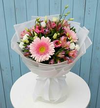 Букет цветов из:  Герберы, Альстромерии и Лизиантусы в Новомарковке