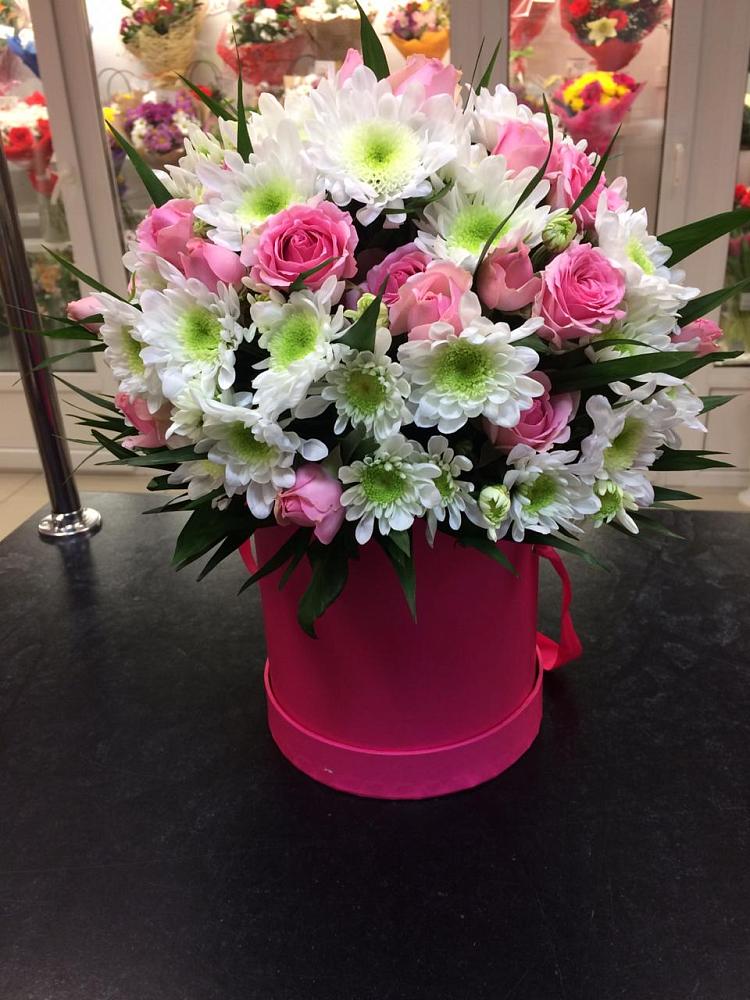 Цветочная композиция из Розы и Хризантемы в шляпной коробке в Новомарковке