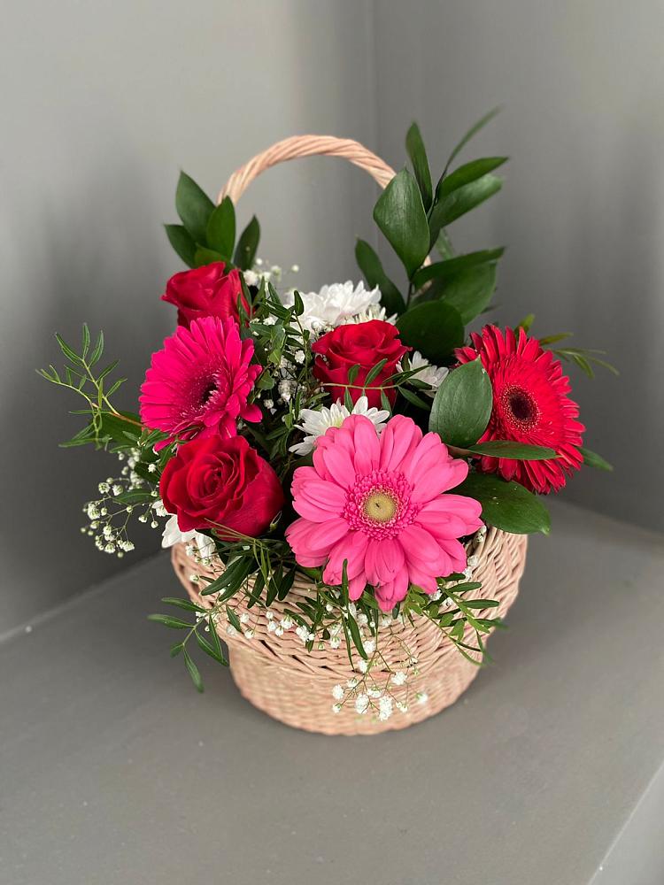 Цветочная композиция из Розы, Хризантемы и Герберы в корзине в Новомарковке