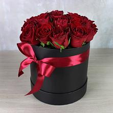 Цветочная композиция из Розы в шляпной коробке в Новомарковке