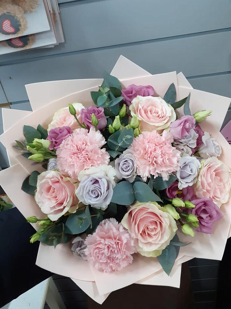 Букет цветов из: Розы, Гвоздики и Лизиантусы в Новомарковке