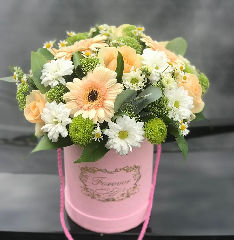 Цветочная композиция из Розы, Герберы и Хризантемы в шляпной коробке в Новомарковке