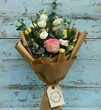 Букет цветов из:  Розы и Лизиантусы в Новомарковке