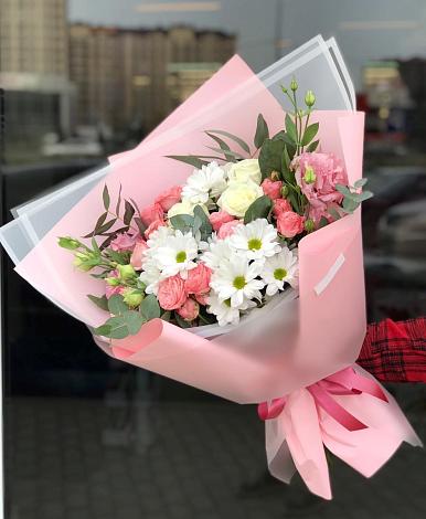 Букет цветов из: Розы, Лизиантусы и Хризантемы в Новомарковке