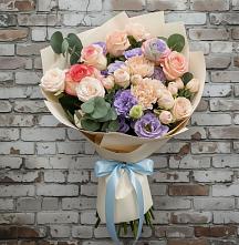 Букет цветов из:  Розы, Лизиантусы и Гвоздики в Новомарковке