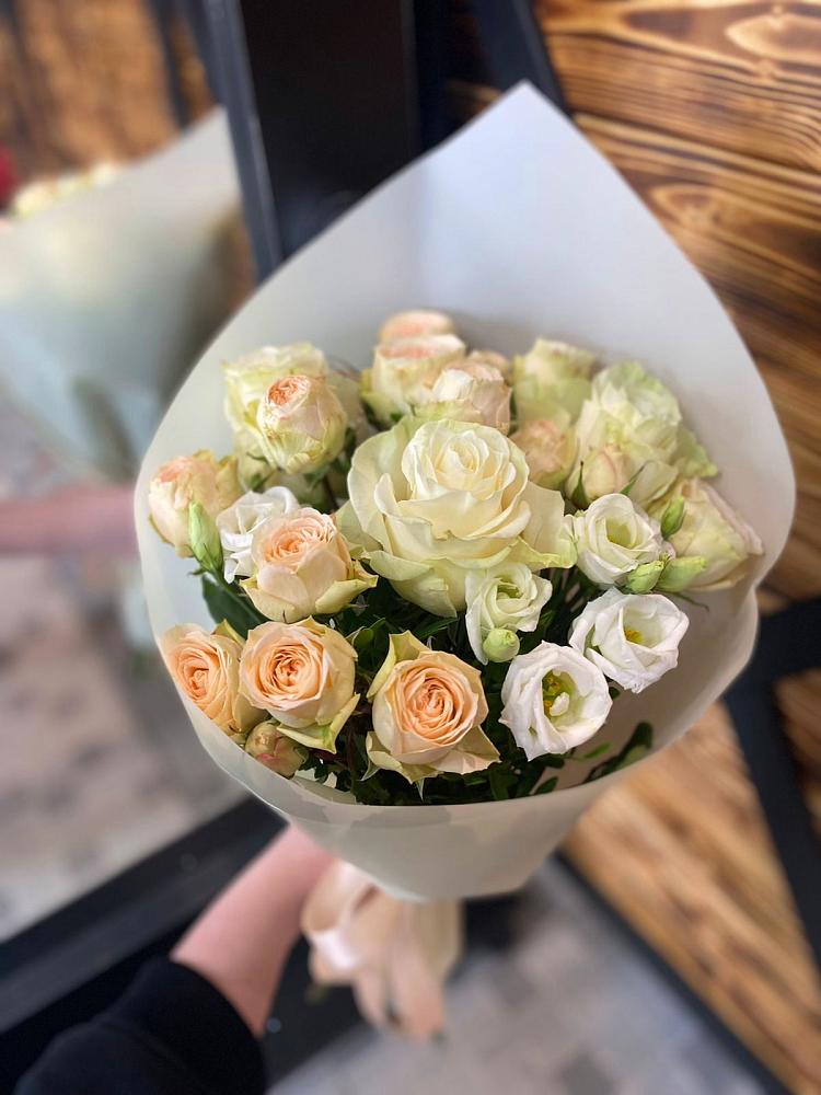 Букет цветов из: Розы и Лизиантусы в Новомарковке