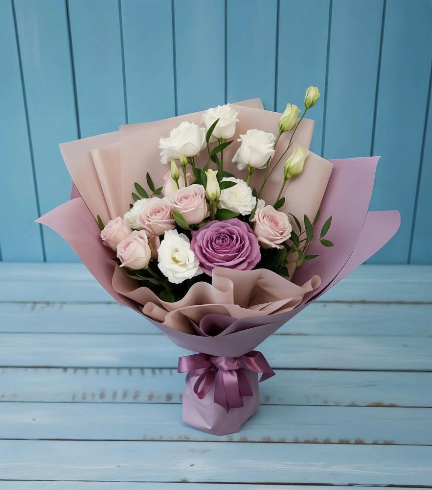 Букет цветов из: Розы и Лизиантусы в Новомарковке